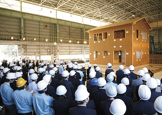 アイフルホームでは、阪神・淡路大震災クラスの大きな揺れと、その余震を想定した実物大実験を防災科学技術研究所にて行い、アイフルホームの地震に対する高い安全性を実証しました。