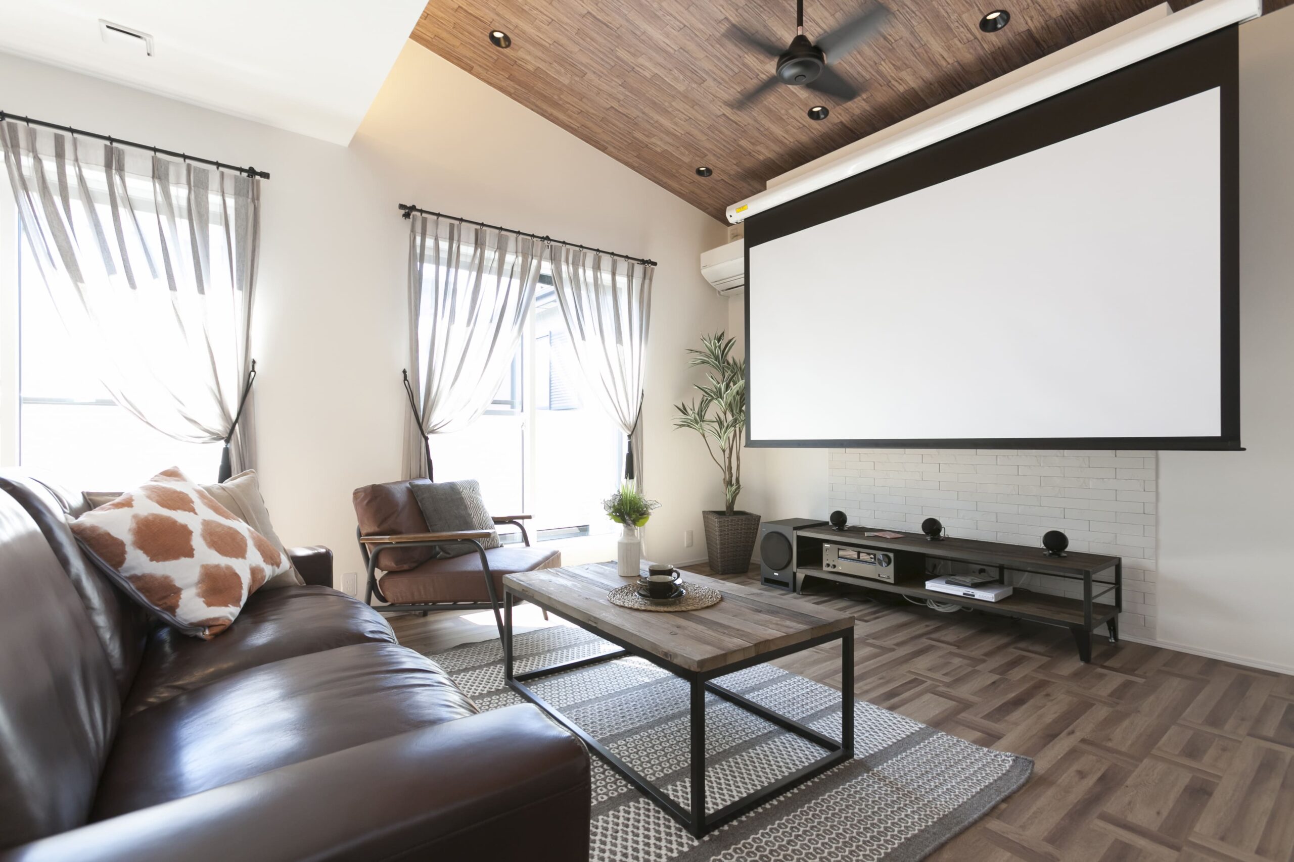 勾配天井を活かしたホームシアターで家族の時間を楽しめる家