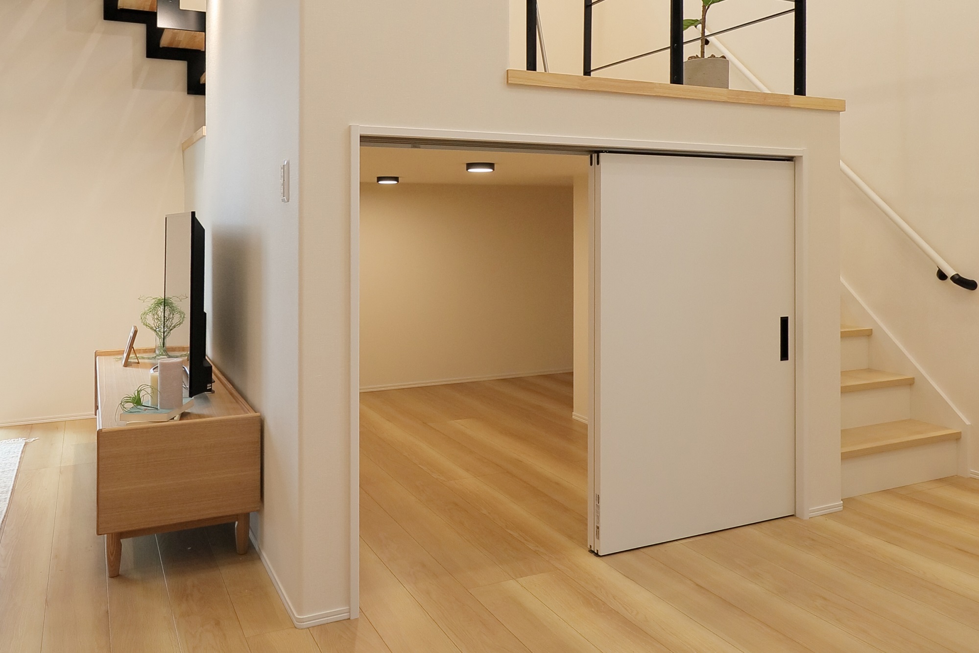 リビング・コンテナと一体化したパントリー