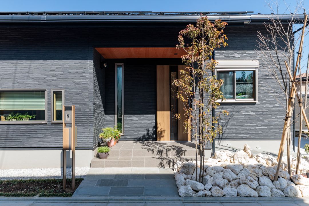 緑と暮らす 木の温もりが心地よい開放感ある平屋の家