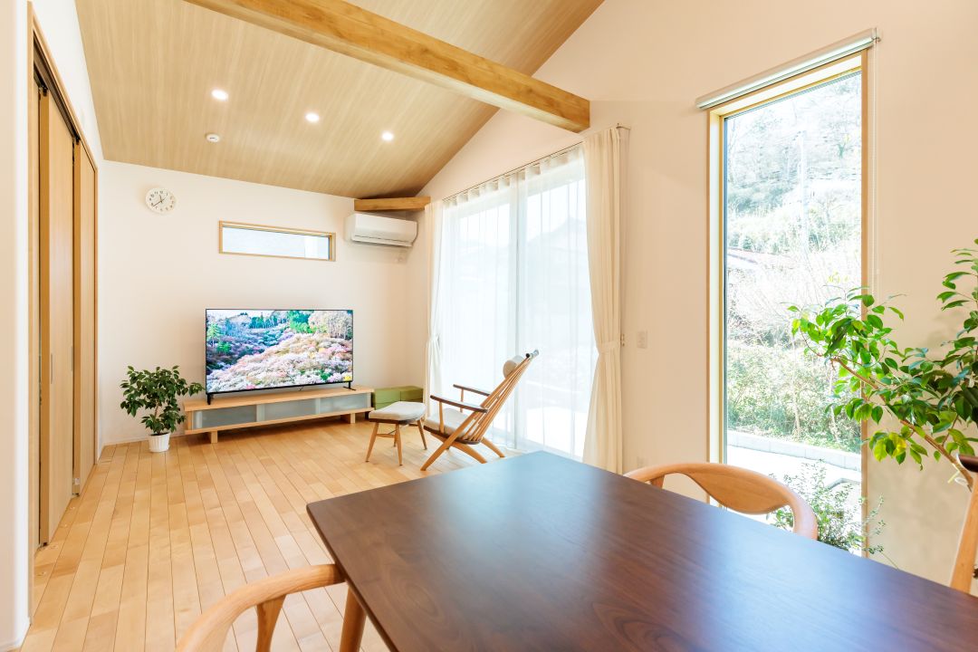 緑と暮らす 木の温もりが心地よい開放感ある平屋の家