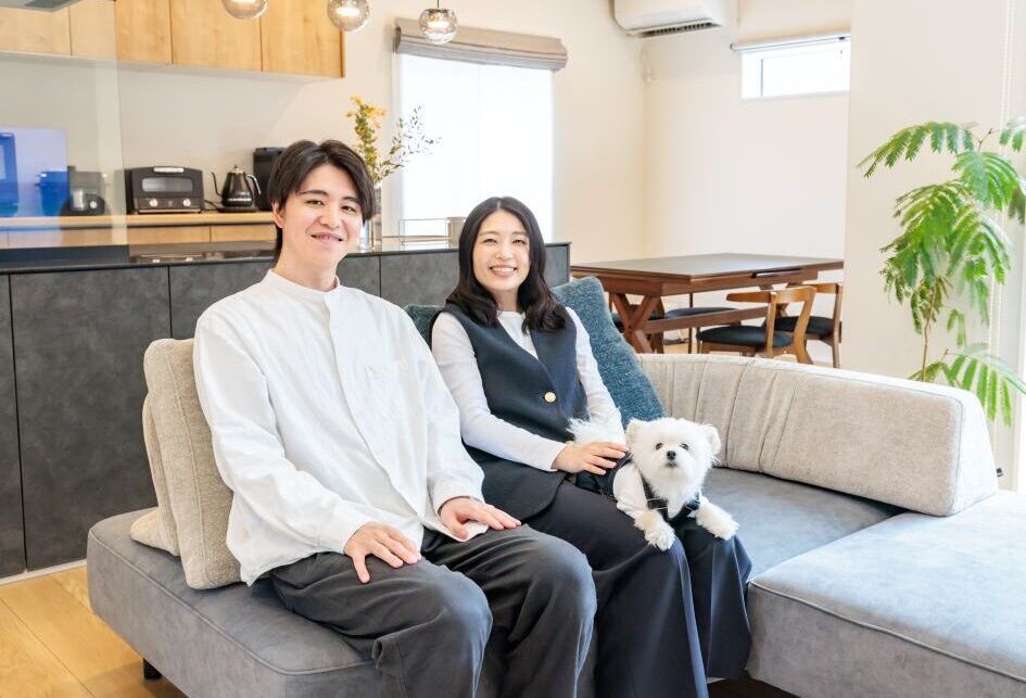 自然光が差し込む明るく開放的な吹き抜けのある家